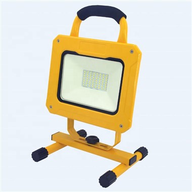 Luz de inundación recargable con soporte